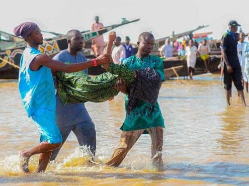 Recuperan más de 40 cadáveres tras naufragio de barco en Nigeria