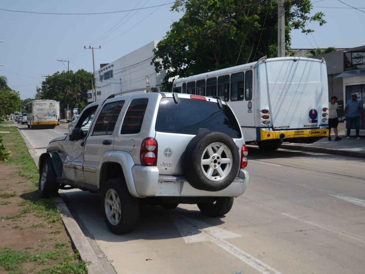 Choca urbano con camioneta particular en calles de Boca del Río