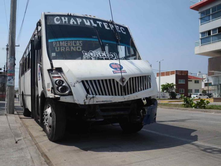 Choca urbano con camioneta particular en calles de Boca del Río
