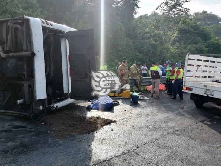 Vuelca autobús que salió de Coatza rumbo a Veracruz; muere menor