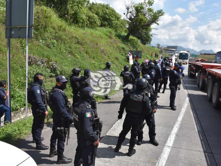 Exigen liberar a empleados de Holcim detenidos; bloquean la Orizaba-Puebla