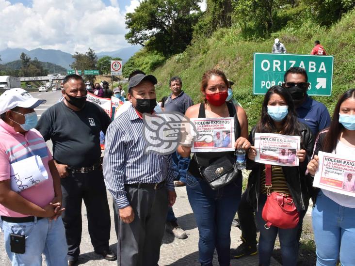 Exigen liberar a empleados de Holcim detenidos; bloquean la Orizaba-Puebla