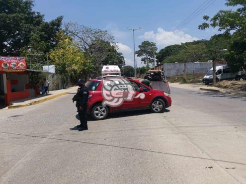 Mujer abandona su auto tras chocar con motociclista en Oluta