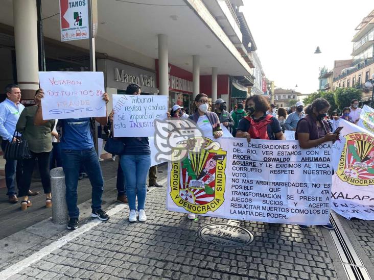 Integrantes del SDTEV bloquean Centro de Xalapa; exigen invalidar toma de nota