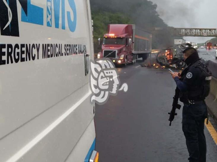 Camioneta choca y se incendia en el libramiento de Xalapa; hay dos lesionados