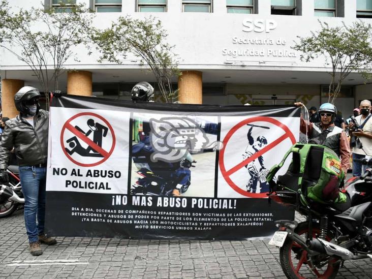 Motociclistas y repartidores de Xalapa denuncian abusos de SSP