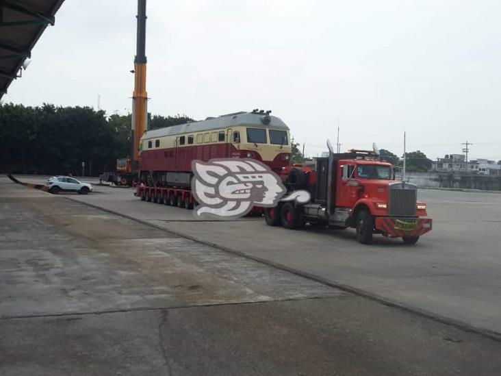 Llegan a Coatzacoalcos equipos ferroviarios para proyecto del Tren Maya