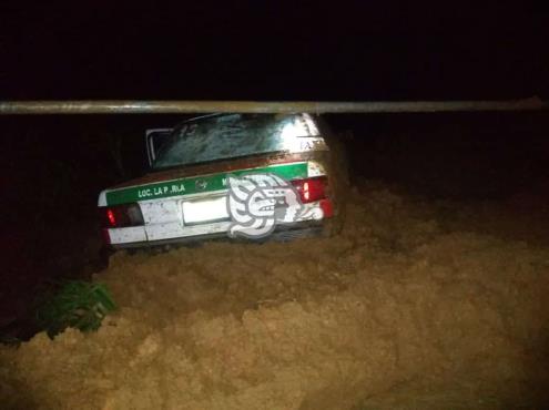 Taxi es sepultado por deslave en La Perla; un fallecido