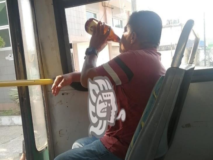 Sin pudor, checador empina caguama en transporte público de Coatzacoalcos