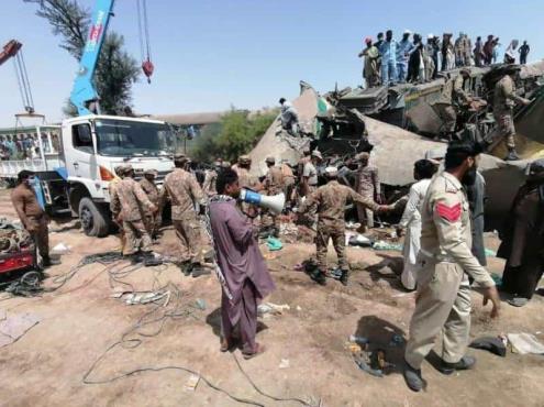 Suman 63 muertos por choque de trenes en Pakistán