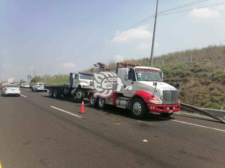 Tractocamión se sale del camino tras sufrir falla mecánica sobre autopista Cardel