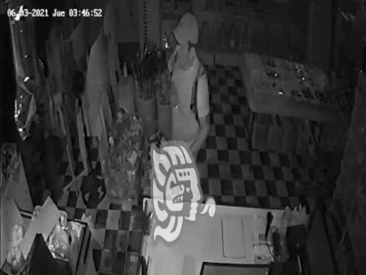 Ladrón hace de las suyas en tienda de novedades en Acayucan