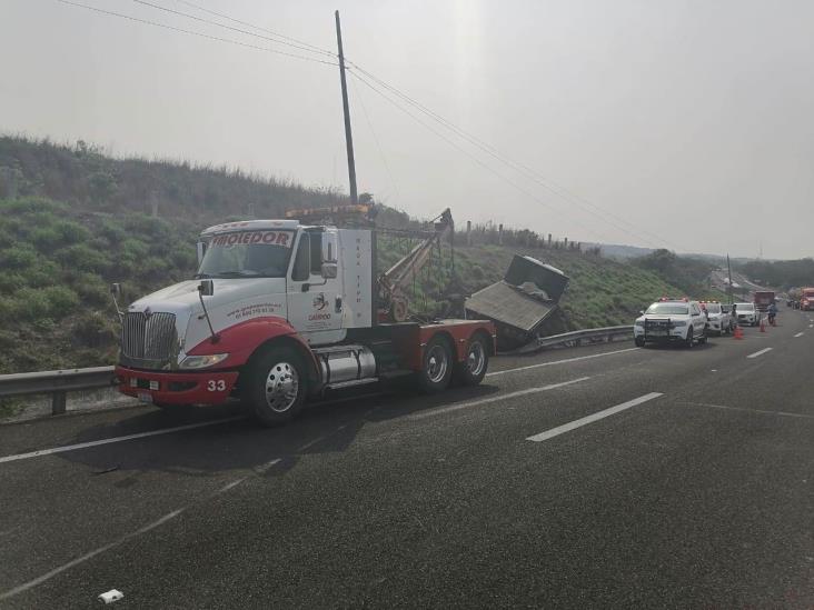 Tractocamión se sale del camino tras sufrir falla mecánica sobre autopista Cardel