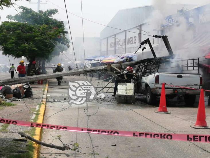 Cerca de mercado en Coatza, cae poste de CFE sobre camioneta y se incendia