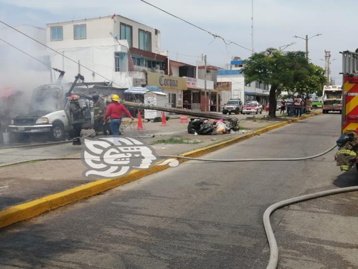 Cerca de mercado en Coatza, cae poste de CFE sobre camioneta y se incendia