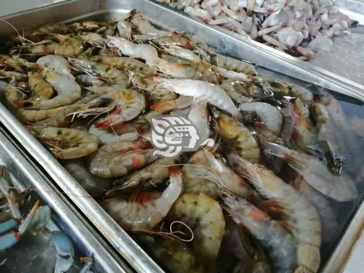 Veda encarece camarón de mar; cae consumo en Coatzacoalcos