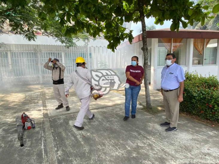 Salud Municipal y Jurisdicción 11 fumigan espacios deportivos