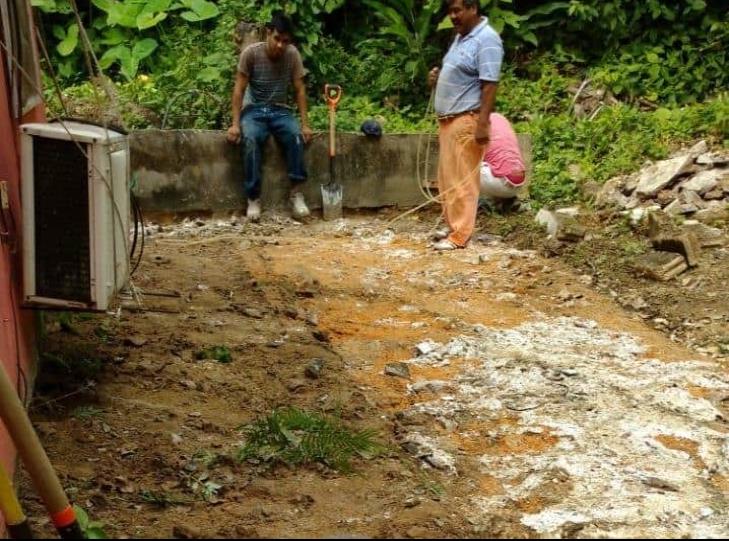 Fuga de agua causa severos daños en viviendas de La Choapas