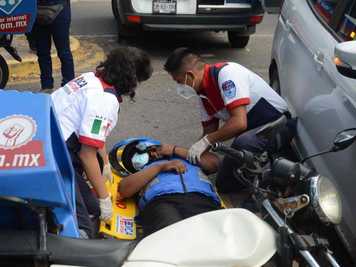 Motociclista se impacta con vehículo particular en fraccionamiento Reforma