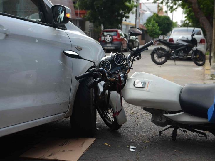 Motociclista se impacta con vehículo particular en fraccionamiento Reforma