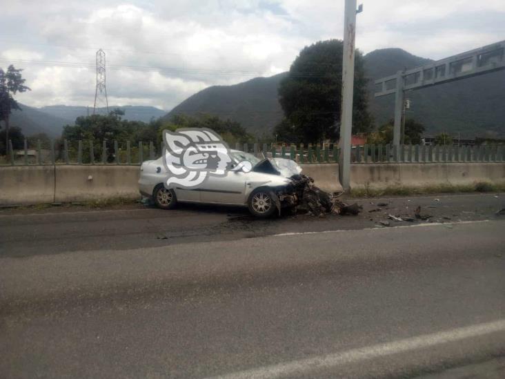 Automóvil choca contra muro de contención en Nogales; reportan un lesionado