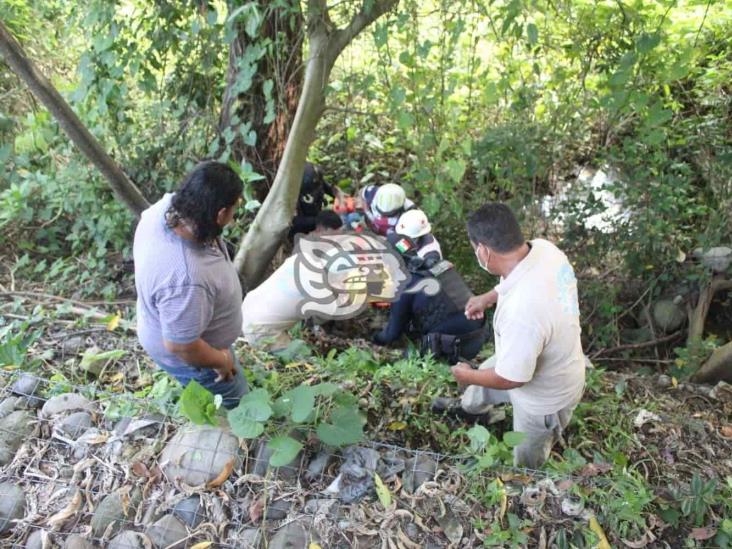 Rescatan a hombre tras caer desde muro de contención en Río Bobos