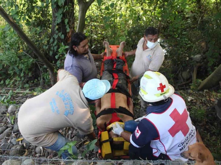 Rescatan a hombre tras caer desde muro de contención en Río Bobos