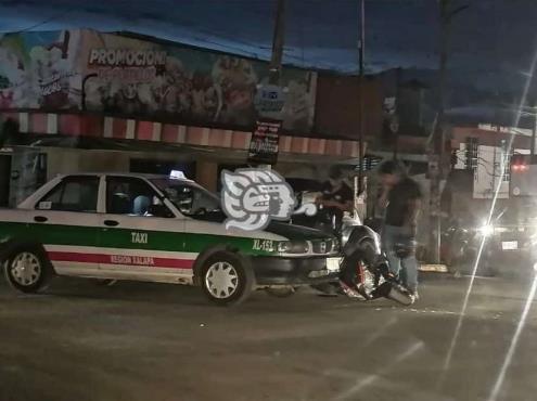 Motociclista resulta lesionado al chocar contra taxi en colonia Del Moral, en Xalapa