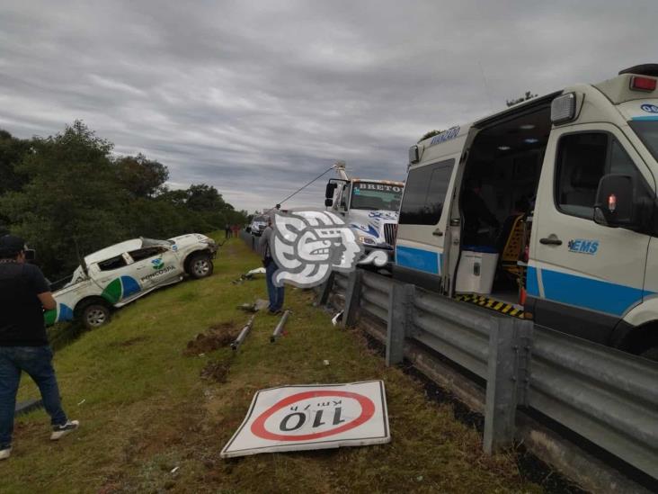 Vuelca camioneta en el libramiento Xalapa-Perote