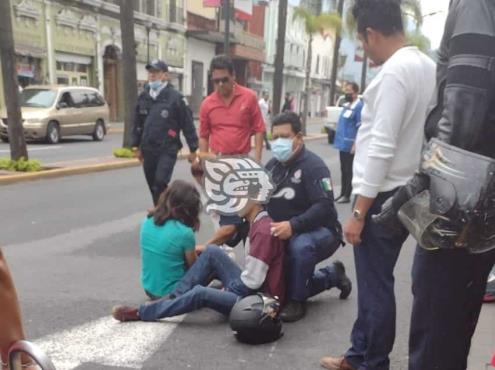 Jóvenes motociclistas, heridos tras chocar con auto en Orizaba