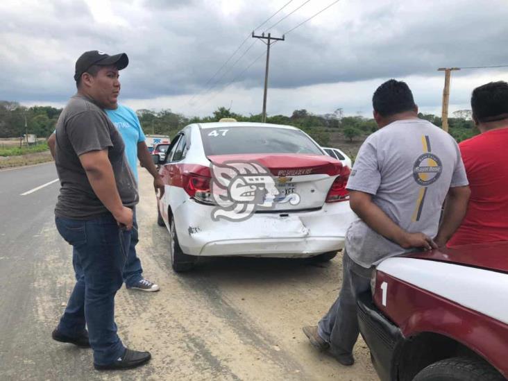 Choque sobre la Transístmica; tres pasajeros de taxi lesionados 