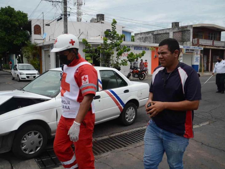 Taxista se estrella con vehículo particular en calles de Veracruz