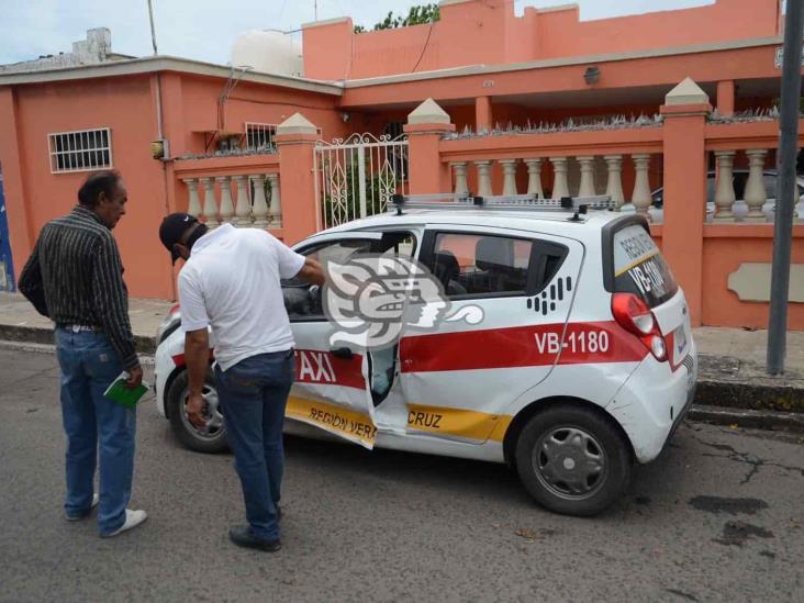 Taxista se estrella con vehículo particular en calles de Veracruz