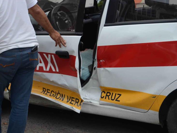 Taxista se estrella con vehículo particular en calles de Veracruz