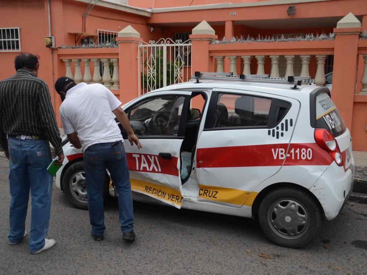 Taxista se estrella con vehículo particular en calles de Veracruz