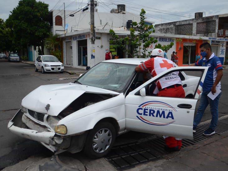 Taxista se estrella con vehículo particular en calles de Veracruz