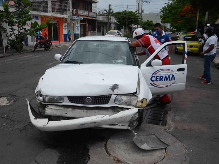 Taxista se estrella con vehículo particular en calles de Veracruz