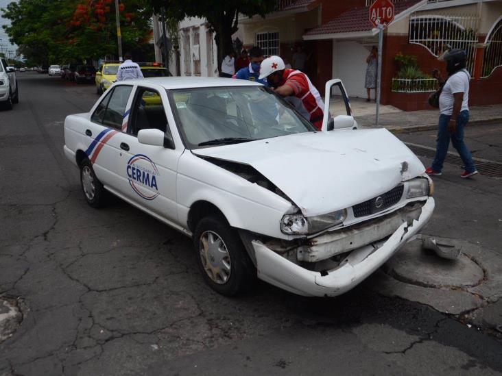 Taxista se estrella con vehículo particular en calles de Veracruz