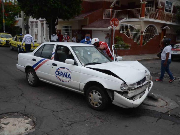 Taxista se estrella con vehículo particular en calles de Veracruz