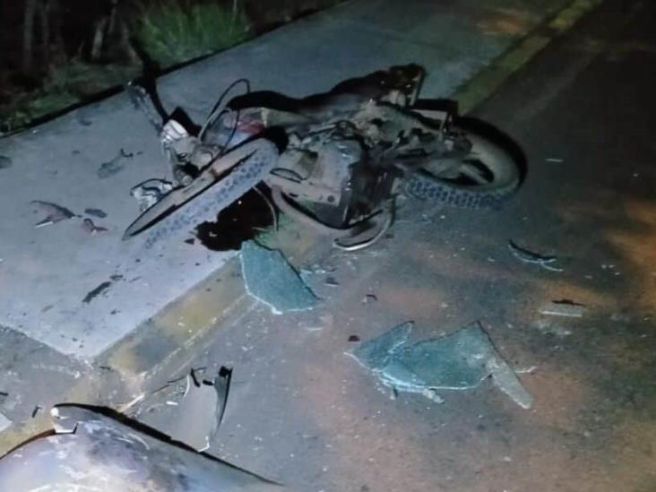 Motociclista pierde la vida tras accidentarse en carretera de Hueyapan de Ocampo