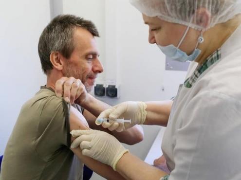 Rusia rifará autos para incentivar vacunación