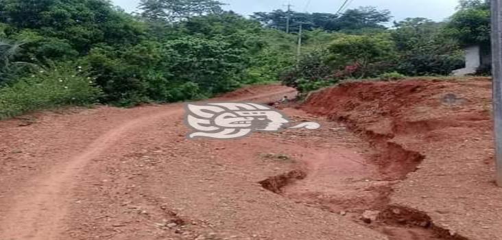 Lluvia deja sin caminos a zona rural de Las Choapas