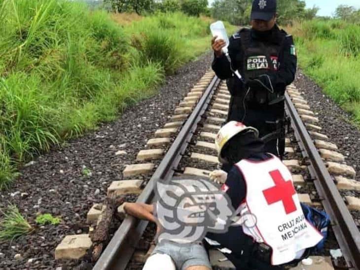 Migrantes luchan por sobrevivir tras ser cortados por el tren