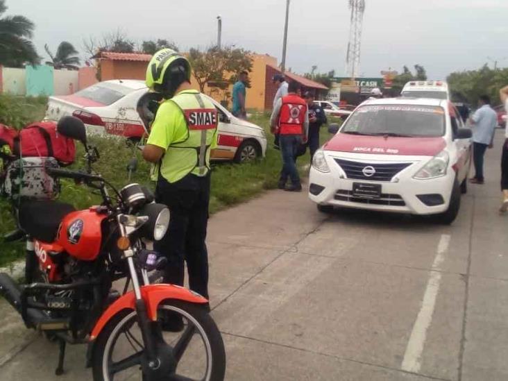 Pierde control del vehículo y se sale del camino en fraccionamiento Puente Moreno