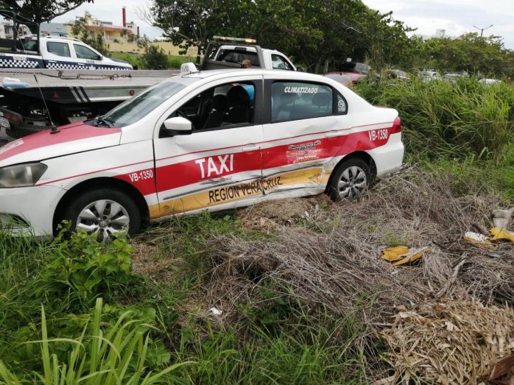 Pierde control del vehículo y se sale del camino en fraccionamiento Puente Moreno