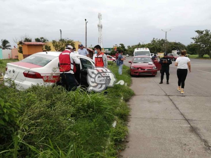 Pierde control del vehículo y se sale del camino en fraccionamiento Puente Moreno