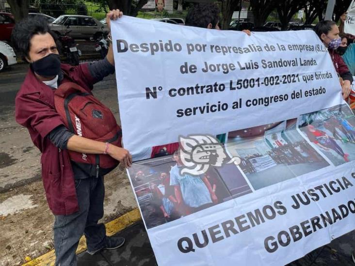 Sin solución; ex empleados de limpieza protestan en Congreso local