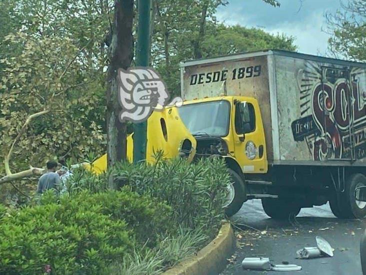 En avenida de Xalapa, camión cervecero se subió al camellón