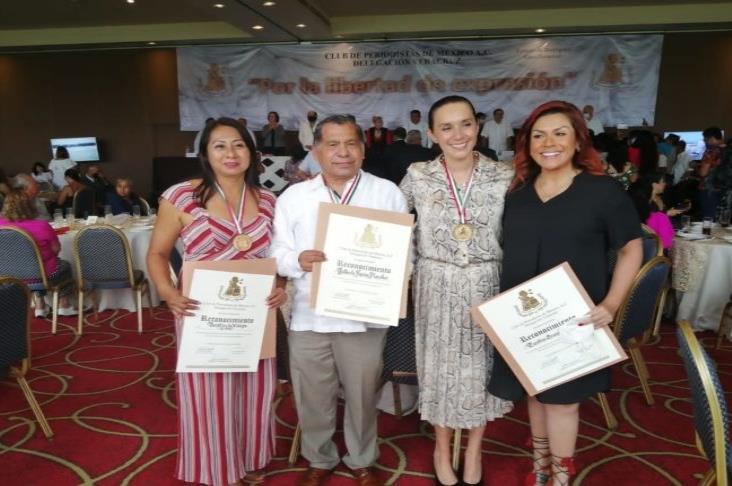 Premian periodistas a Gilberto Farías