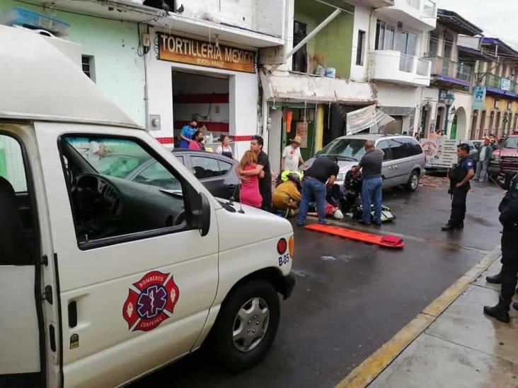 4 heridos tras desplome de un alero en calle céntrica de Coatepec